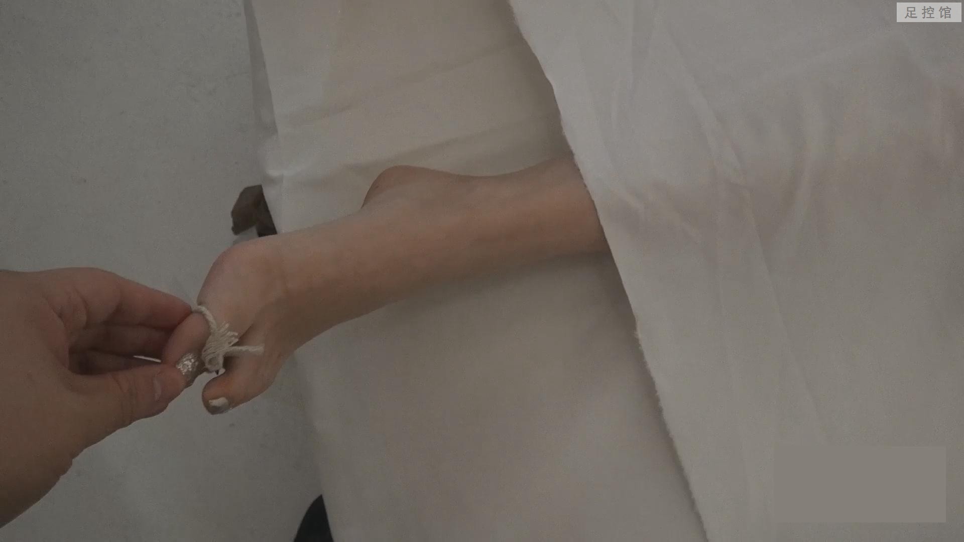 【芳草】几位女演员表演被放倒趁机换丝袜玩玉足 (10).jpg