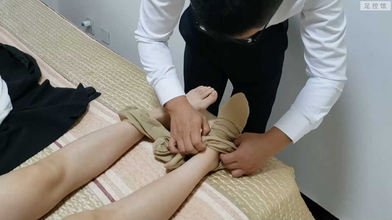 一往情深 私拍被迷晕吃脚玩弄的安娜.mp4_20221027_233121.484.jpg