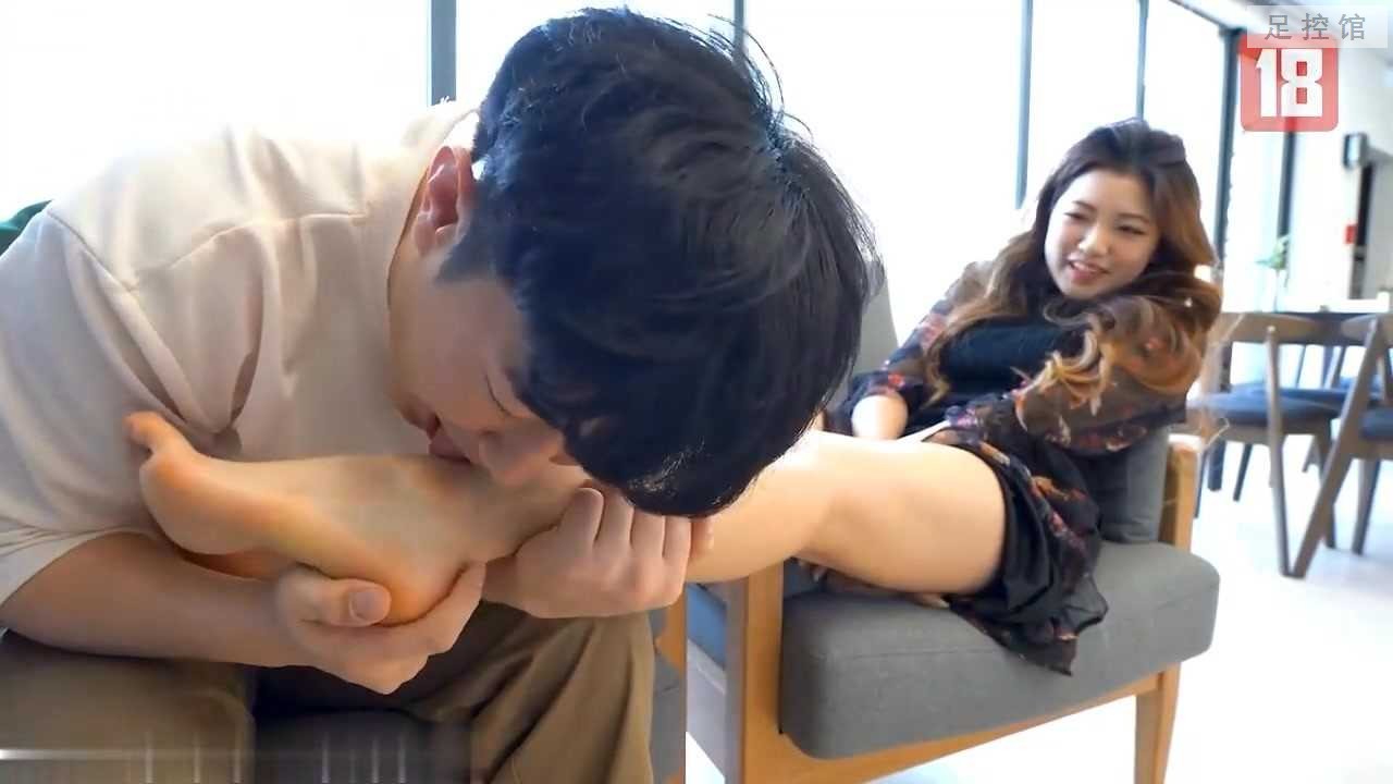 模特自愿让摄影师品尝玉足.0012.jpg