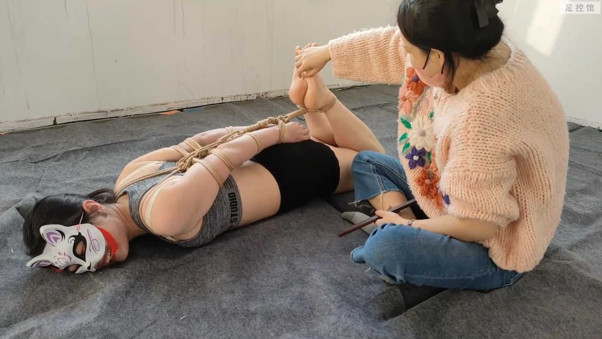 美女绳师带176的大长腿的妹子体验驷马，中间又有帅哥过来挠脚心，戒尺打屁股.0005.jpg.jpg